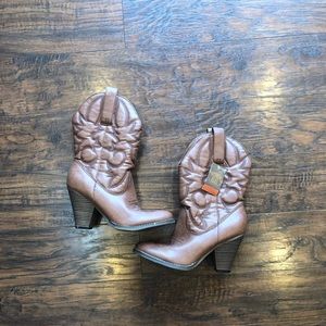 Cowgirl boots size 8